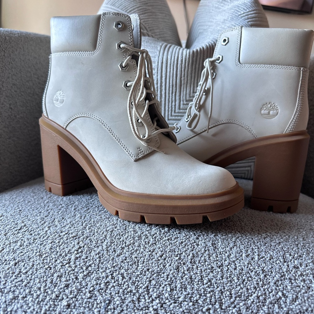 NEW!!! Timberland Women's Off-White and Tan Heeled Boots
